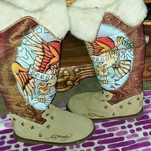 I'm selling brand new ed hardy boots💕